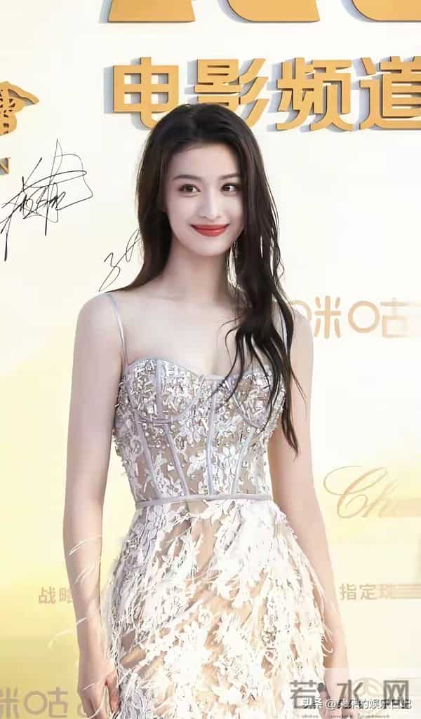 谁看了不心动?王楚然这身“行走的光”,美到挪不开眼!