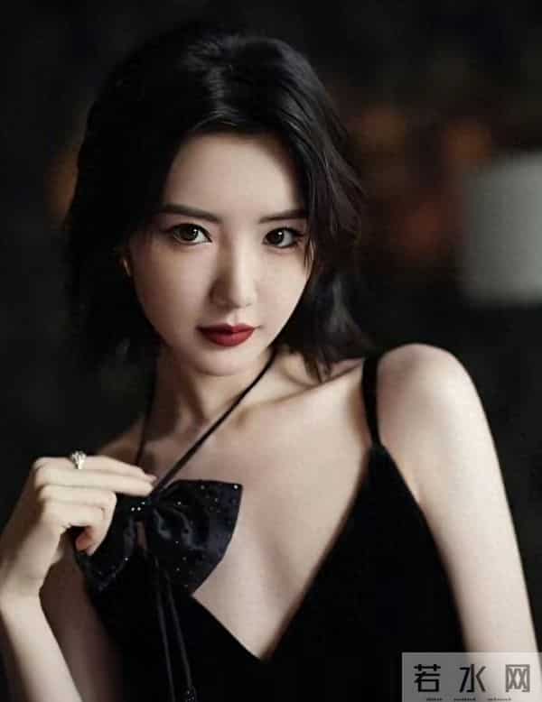 毛晓彤吊带黑丝裙纯欲感拉满，性感又藏着初恋甜