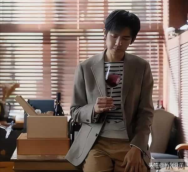 收手吧钟汉良!眼窝塌陷,脸部肿胀,疲态尽显,别再尬演精英男