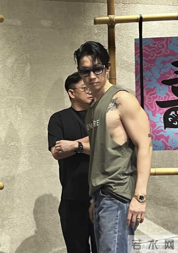 吴建豪体脂率不到10 脸上仅剩一层皮变巴掌脸 冬天只穿吊带背心出门