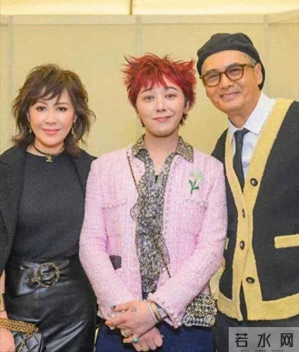 香奈儿大秀,辛芷蕾王一博同台看秀像姐弟,权志龙姨化穿搭辣眼睛