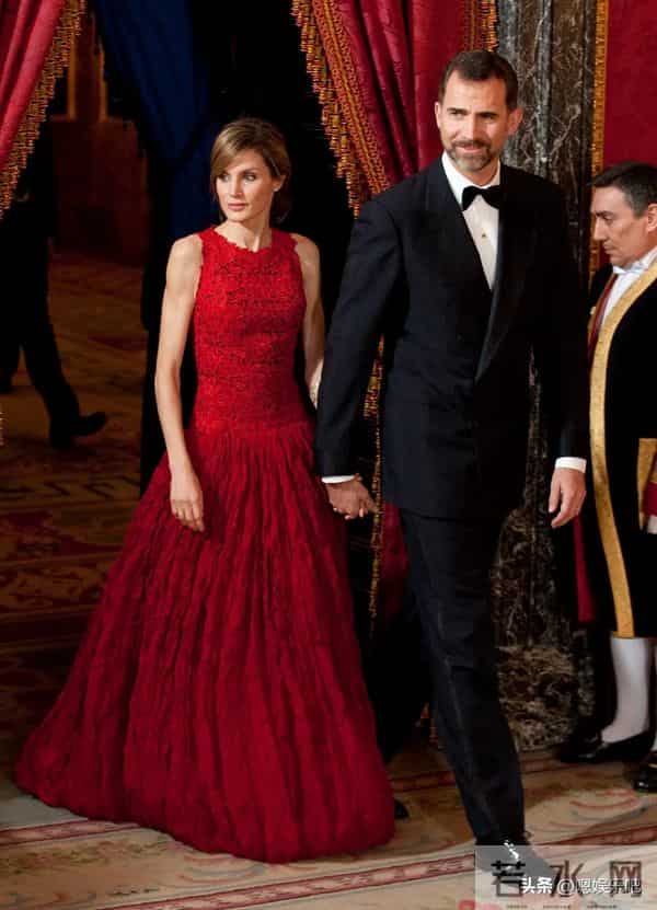 西班牙莱蒂齐亚王后的红色礼服,气场全开,难以复制的经典!