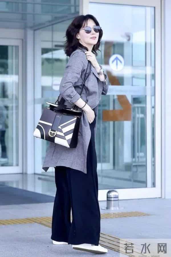李英爱新烫了微卷短发大回春！穿灰色大衣+阔腿裤，高级又洋气！