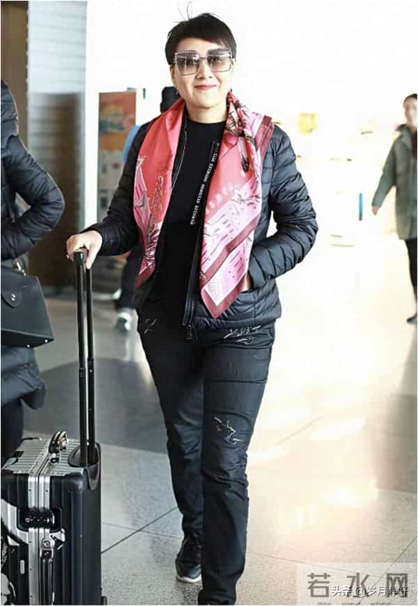 张凯丽新剪了超短发年轻25岁！穿羽绒服配丝巾，完全没有大妈味！