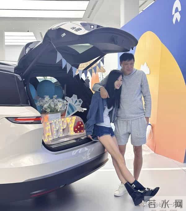蔚来偶遇范志毅提新车 56岁穿搭潮流 两年换两车 网友：买来送娇妻？
