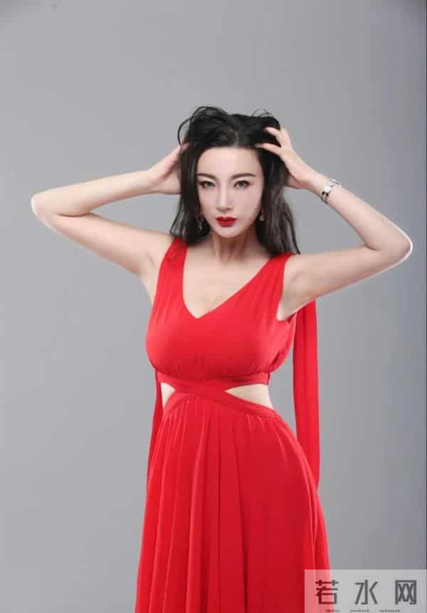 王李丹妮-身材丰腴，一袭红裙韵味十足，不愧被称为“山中女神”