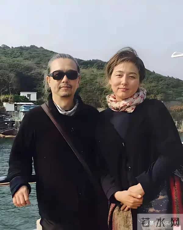 55岁张延与丈夫合影火了！卸下“男人婆”光环，老去模样越看越暖