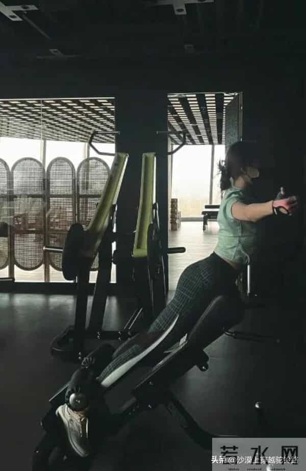 关晓彤健身照太真实!汗流浃背练出蚂蚁腰,原来好身材没有捷径