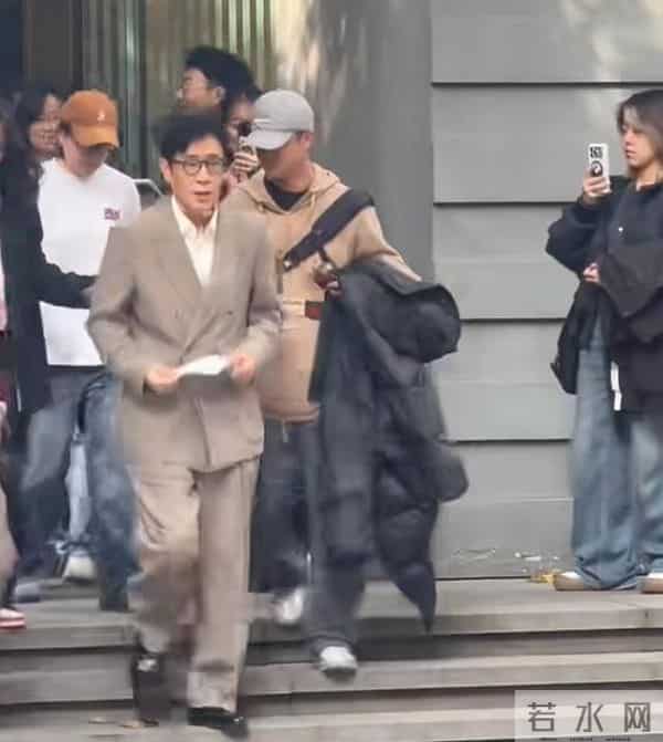 上戏80周年庆，雷佳音王传君同框，陈赫挽着杜江胳膊，于和伟也在