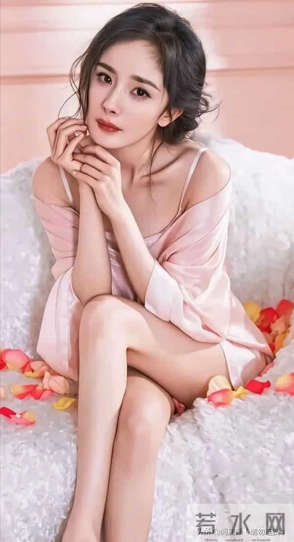 杨幂 释放少女般的纯欲感 全身纯白太顶了