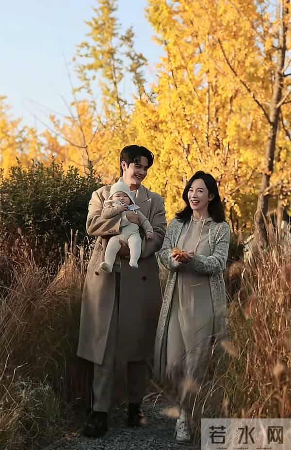 张檬一家三口赏秋，产后喂母乳胸围大了一圈，Dylan肉腿养得真壮