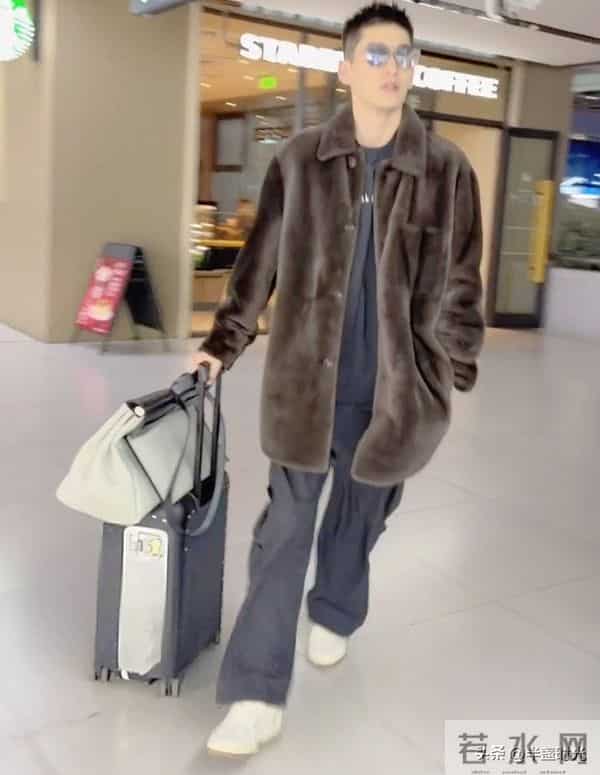 41岁张翰在机场被偶遇，他穿着绒毛大衣，身材修长，眼镜泛光 帅气