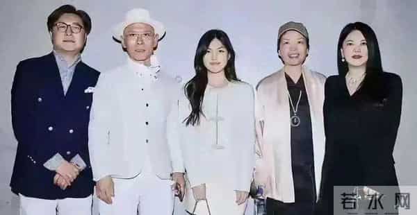 王诗龄的爷爷奶奶气质出众，文艺范儿十足，一看就是家世不一般