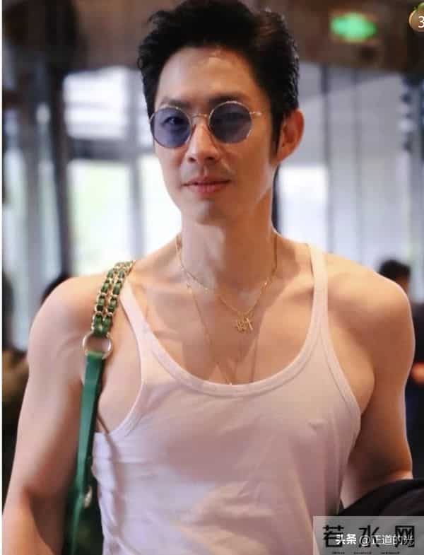 吴建豪体脂率不到10 脸上仅剩一层皮变巴掌脸 冬天只穿吊带背心出门