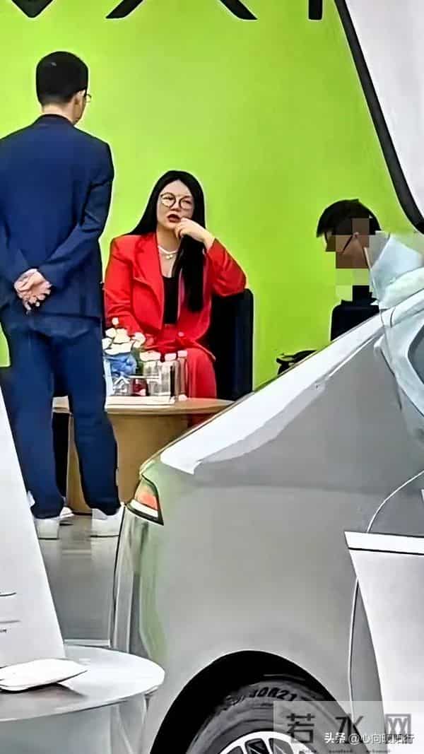 李湘买车现场！颜值气质都在线，一看就有实力，这车款太吸睛了！