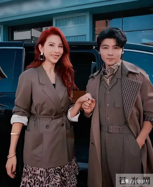 52岁蔡少芬香港逛街，下巴后缩明显，张晋大病痊愈，不能剧烈运动