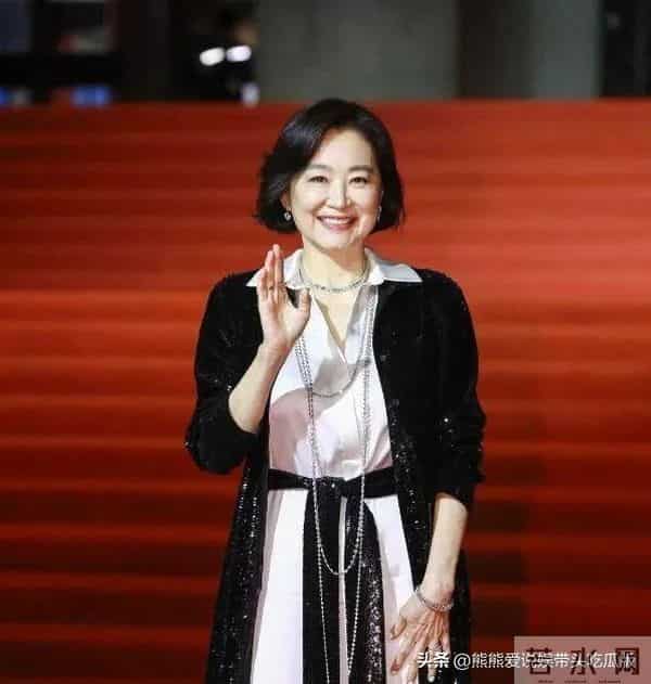 70岁林青霞剪了波波头大回春!穿亮片开衫+衬衫裙,美出新高度!