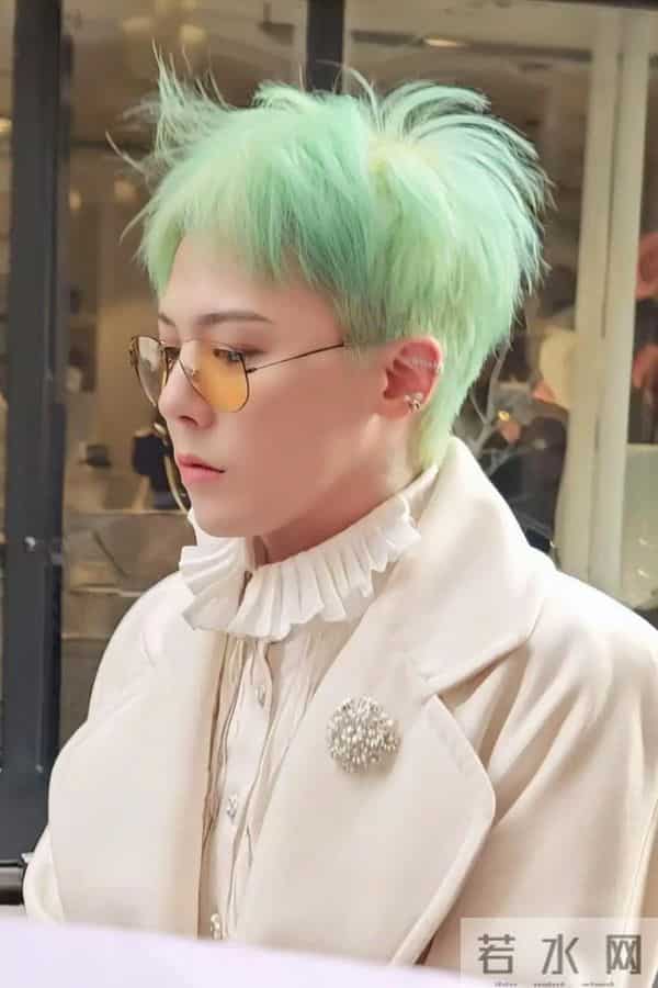 香奈儿大秀,辛芷蕾王一博同台看秀像姐弟,权志龙姨化穿搭辣眼睛