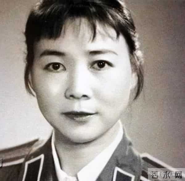 97岁田华现状曝光，和小孙子相依为命，住破旧老房子，日子清贫