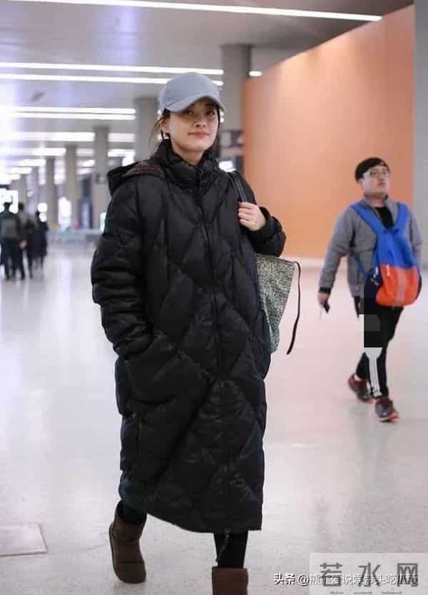 50岁梅婷换风格后真时髦！菱格羽绒服+打底裤+雪地靴，减龄又高级