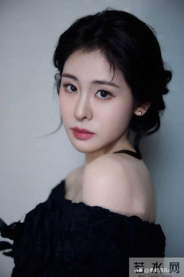 张碧晨云南被偶遇，真人脸又小又精致，无滤镜也好美啊！