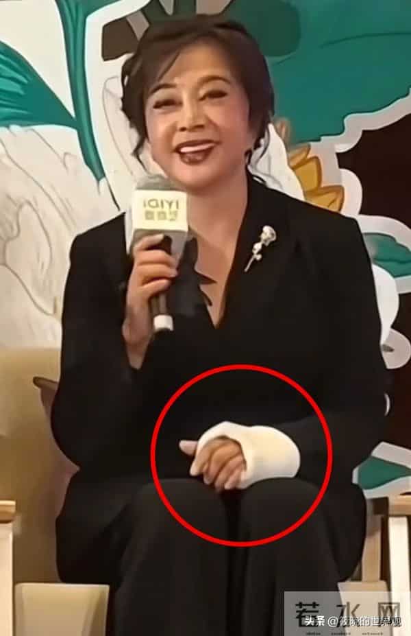 75岁刘晓庆频繁摔倒、认错人,在她身上令人担心的事情还是发生了