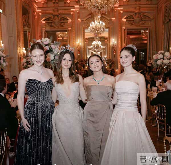 陈可辛女儿巴黎舞会美成公主，吴君如在一旁“张扬”抢风头