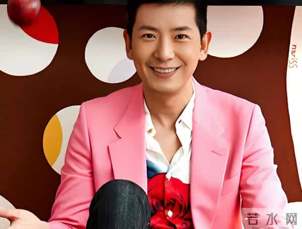 55岁戴军现身上海买手机，定居泰国享受悠闲人生，和她成了新邻居