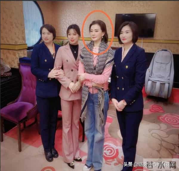 58岁的宋祖英近照曝光,穿香奈儿短袖,小臂肌肉明显,皮肤光滑