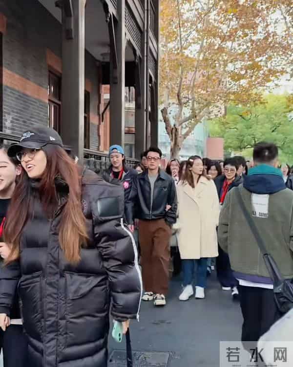 郑凯苗苗一起回中戏,苗苗三娃妈像大学生!