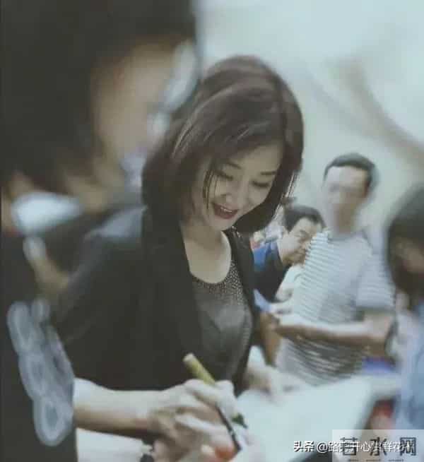 58岁的宋祖英近照曝光,穿香奈儿短袖,小臂肌肉明显,皮肤光滑