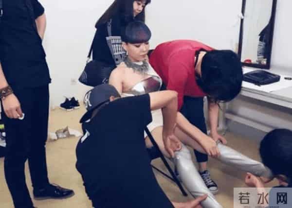 跪地服务、浴缸陪睡、洗内裤接口水，这些明星真不把助理当人看