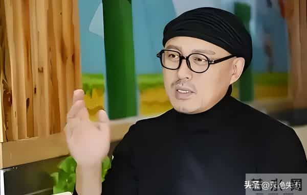 他是红楼第一美男，今62岁享受天伦，住豪宅被家里仨女的“拿捏”