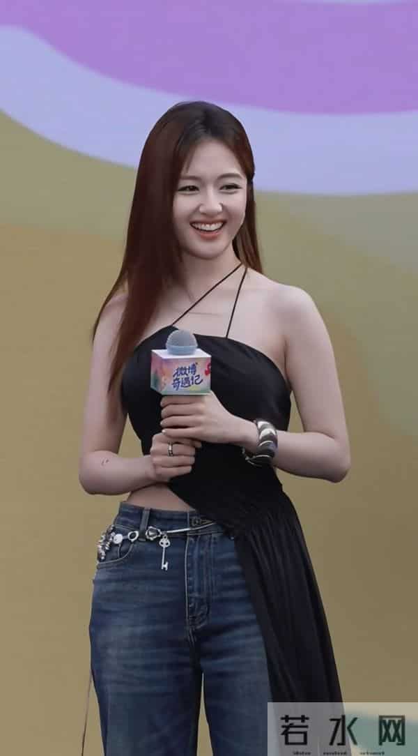 李兰迪这身材真是看一次惊艳一次，又瘦又有肉感堪称极品