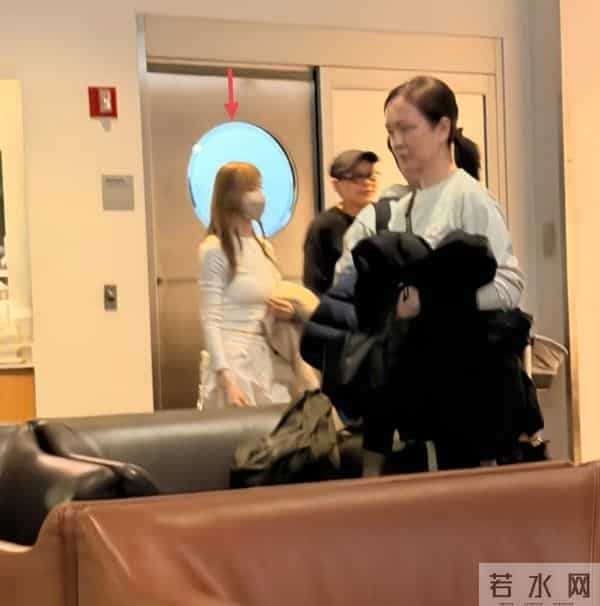 43岁王心凌现身纽约机场,她穿着一身白衣服,个子挺矮但身材很好