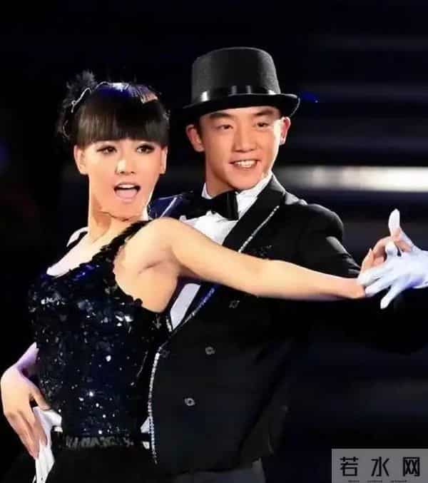 看了郑恺和苗苗合影,再看他和孙骁骁合影,生理性喜欢显而易见