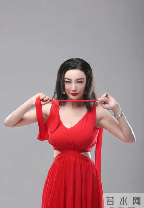 王李丹妮-身材丰腴，一袭红裙韵味十足，不愧被称为“山中女神”