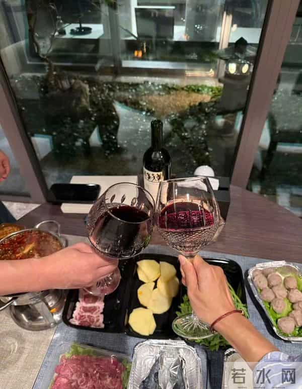 黄轩女友秀恩爱，在一起5年仍很甜，网友：这才是我们想要的嫂子