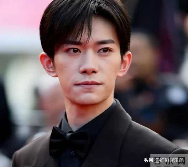 装都不装了！王晶曝易烊千玺拿奖内幕，内娱“遮羞布”都被扯烂了