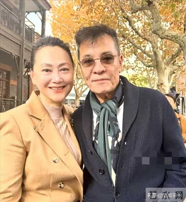 大宋佳现身上戏80年校庆,63岁状态依旧惊艳,比利时老公未现身