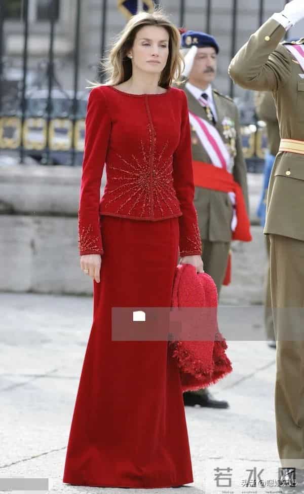 西班牙莱蒂齐亚王后的红色礼服,气场全开,难以复制的经典!