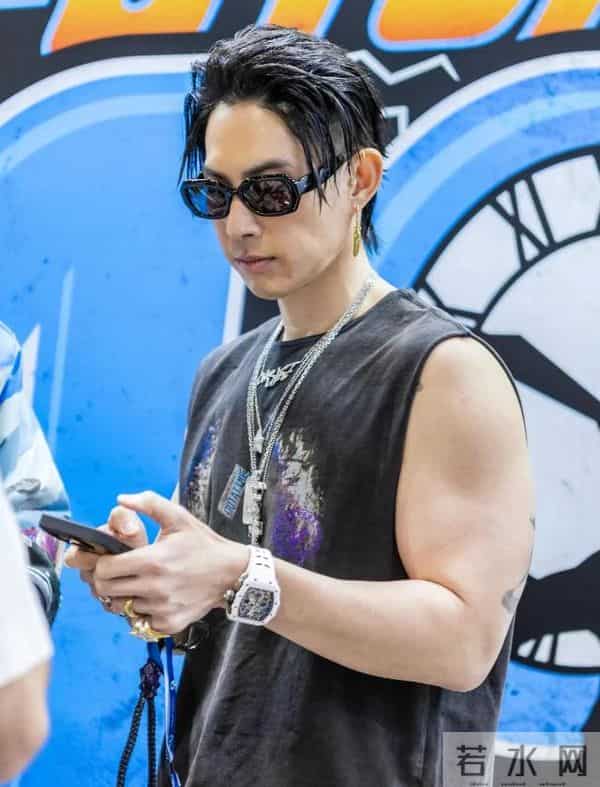 47岁吴建豪瘦脱相!减40斤肌肉男秒变麻杆老头,网友:是生病了吗