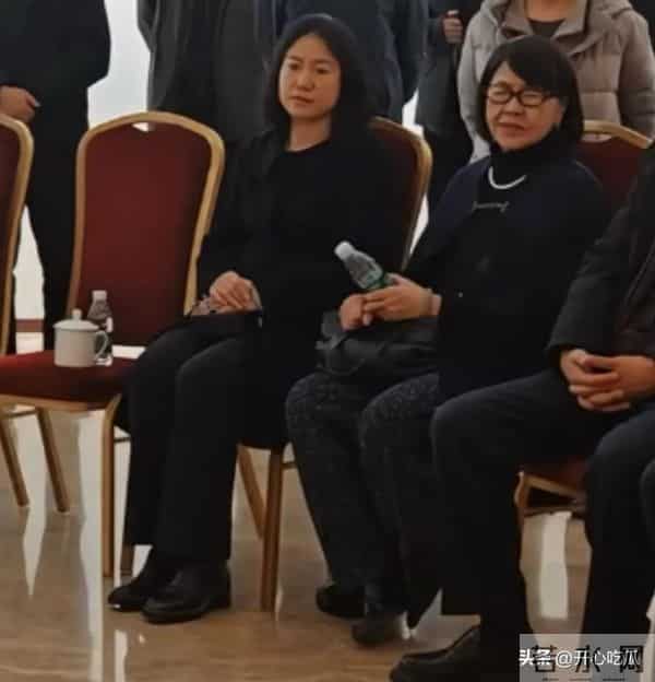 49岁翁帆现身画展！穿黑衣、皮肤白皙状态好，笑容满面和妈妈热聊