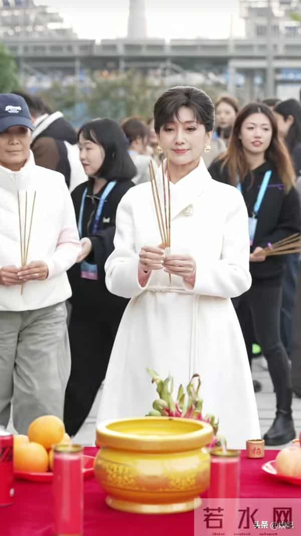 72岁赵雅芝最新穿搭：盘发+白色大衣，尽显优雅知性，美得像52岁