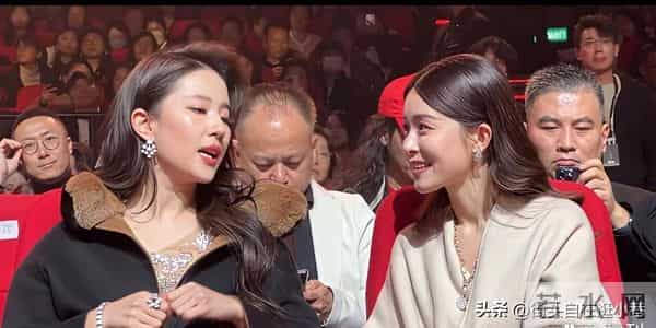 文咏珊真的肉眼可见超喜欢刘亦菲，全程侧身靠向她恨不得贴贴聊天