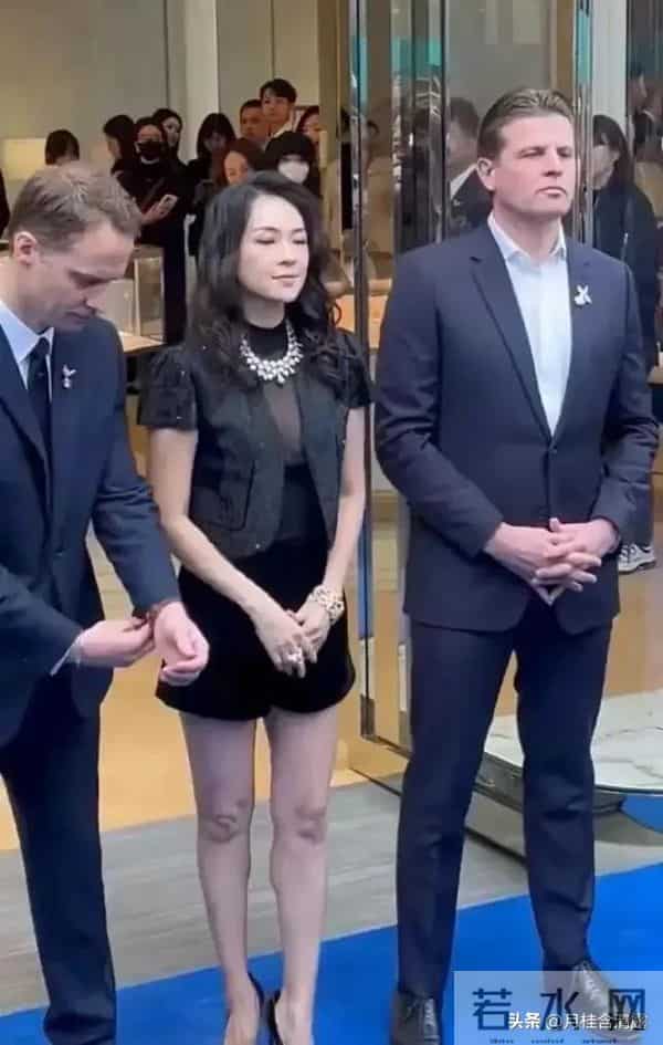 46岁章子怡现身成都，离开美颜滤镜状态好真实，膝盖尤为吸引眼球