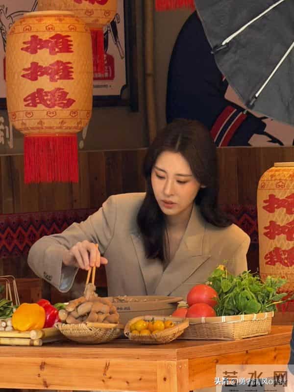 张碧晨云南被偶遇，真人脸又小又精致，无滤镜也好美啊！