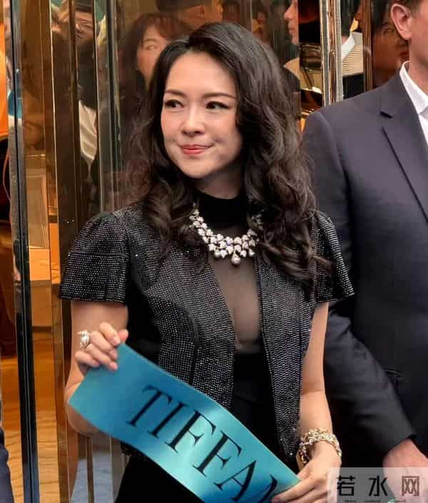 蒂芙尼活动上46岁章子怡骤显衰老，肌肤浮肿骨感干瘪，面相大变