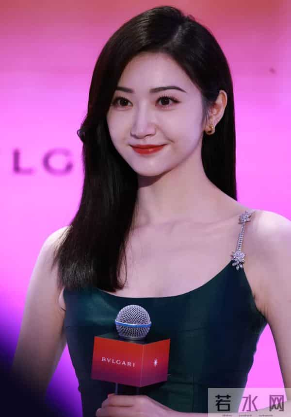 景甜这状态杀疯了!绿裙一穿直接美成“人间翡翠”!