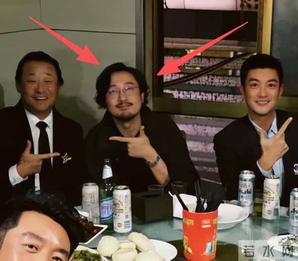 上戏80周年大合影，金世佳有少年感，陈赫靠边坐，王传君稳居C位